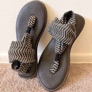 Sanuk Yoga Sling 2 sandals in black and white chevron print